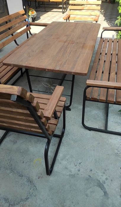 Скамейка, стол ,+2 кресла