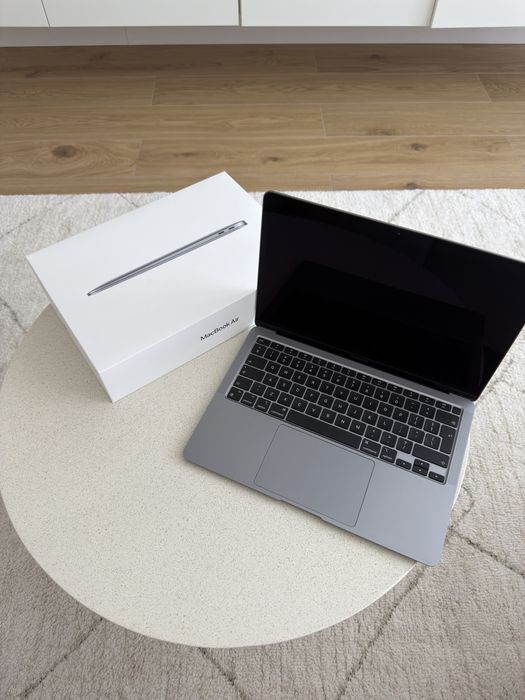 MacBook Air 13-inch Apple M1 / 8GB RAM / 256GB SSD - Sănătate Baterie 89% (Ca Nou)
