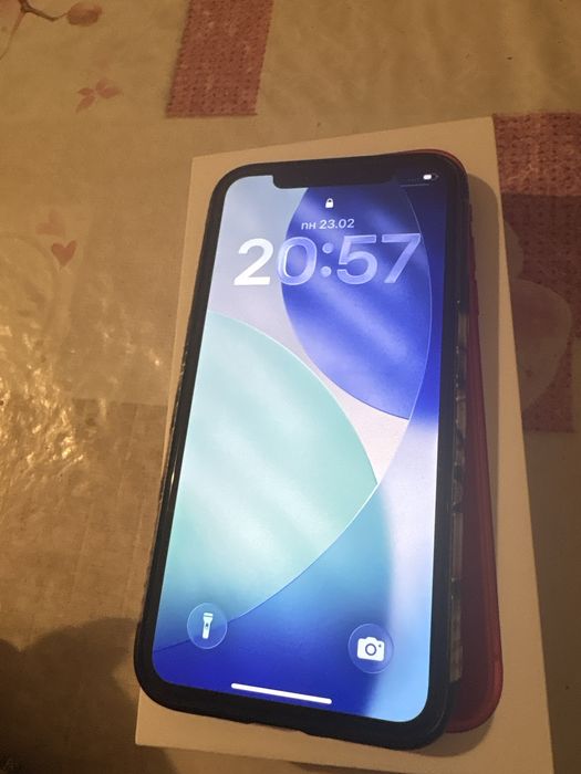 iPhoe 11 pro нов с 1 година гаранция и iPhone 11 поти нов 85% батерия