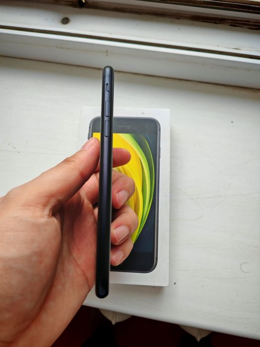 Iphone SE 128гб сатылады.