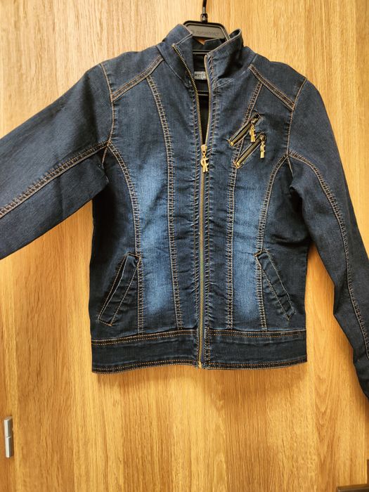 Дамско яке с красив гръб