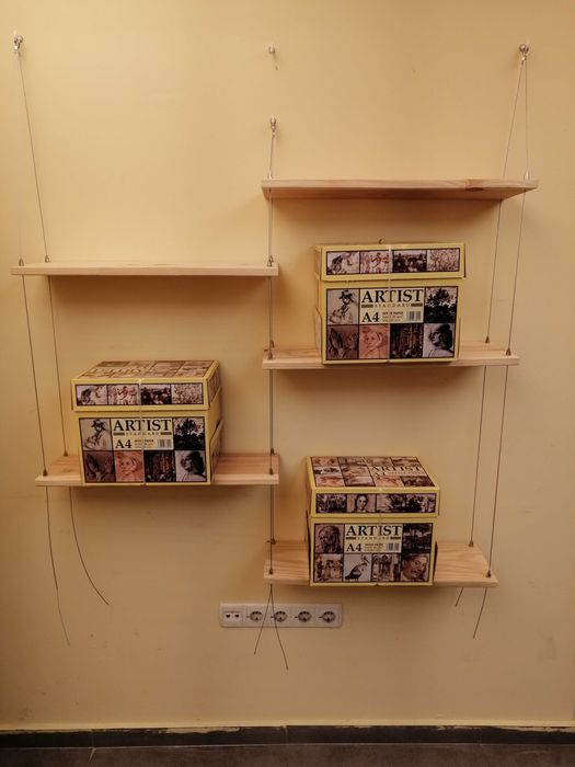 Висяща етажерка с дървени плотове