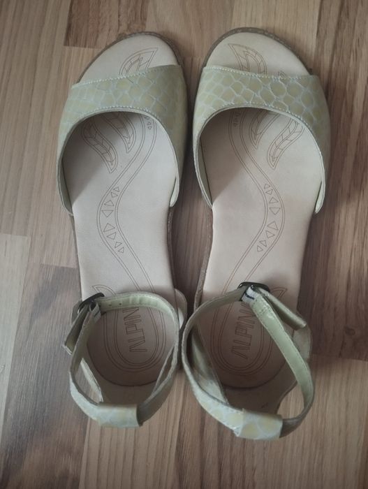 Vând sandale NOI, din piele naturală
