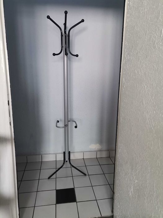 Метална закачалка за дрехи за дома или офиса