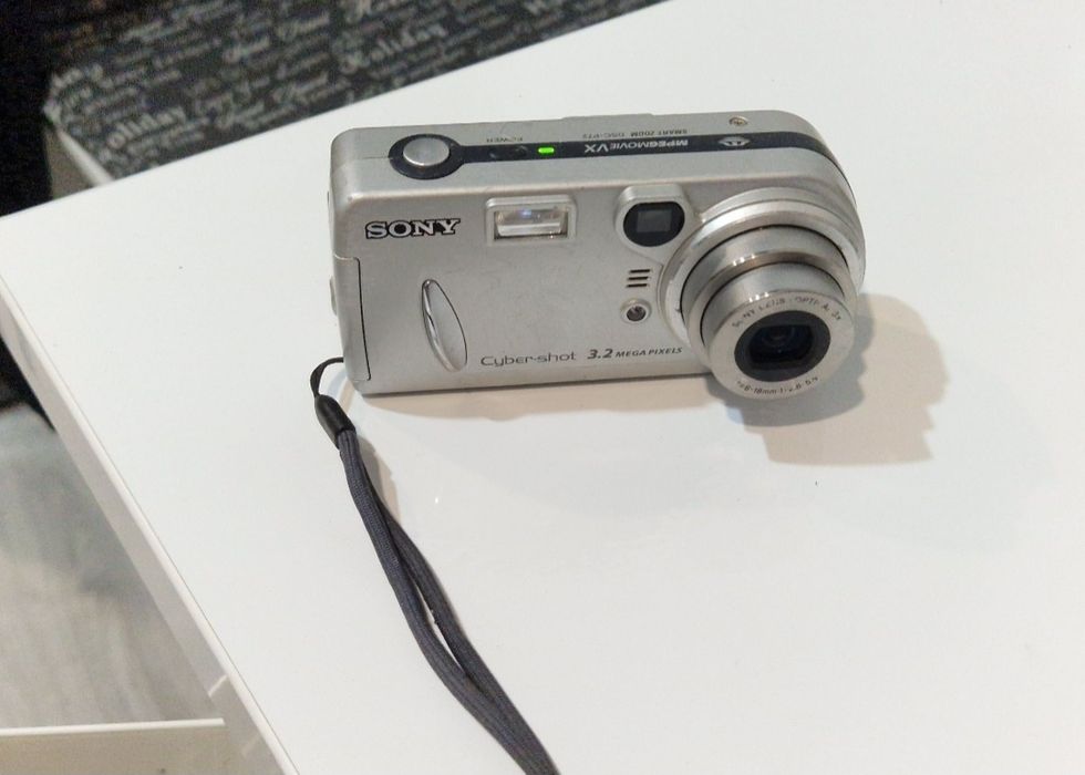 Aparat foto  / camera digitala Sony cu display fisurat