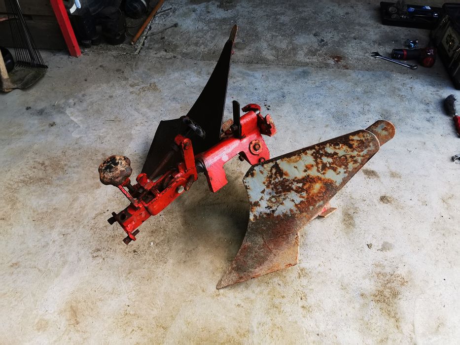 Vand plud reversibil grapa cultivator