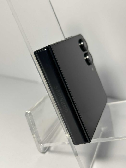 Samsung Galaxy Z Flip7 8GB / 128GB Negru – Ca Nou – Baterie 100% – 1 Ciclu