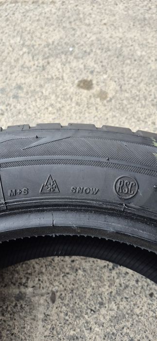 4 anvelope iarna runflat Bridgestone 245/50/19.Pretul este pe bucata