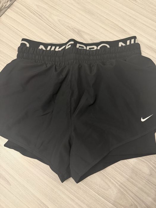Дамски къси панталони Nike с клин