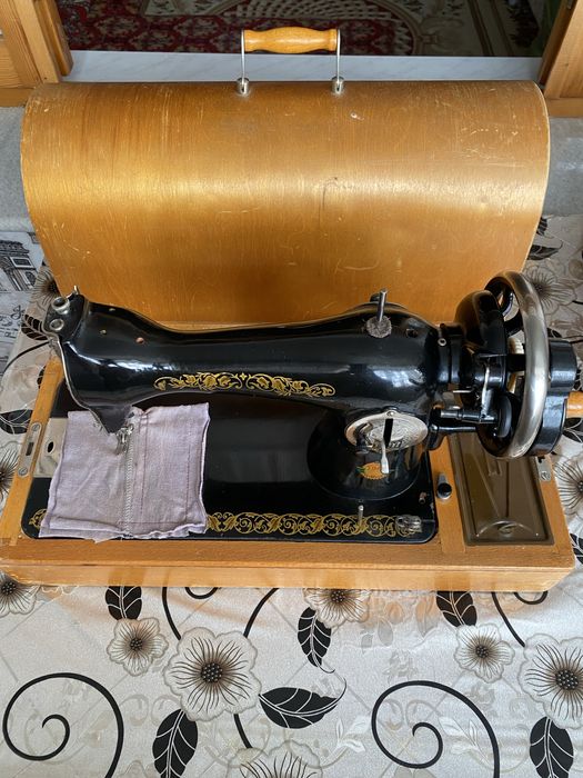 Qoʻl mashinkalari sotiladi