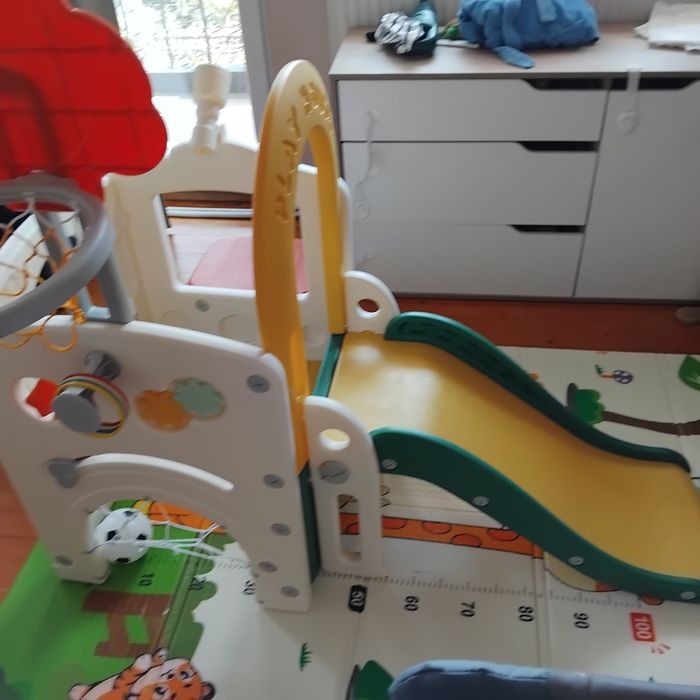 Продавам център за игра с пързалка.