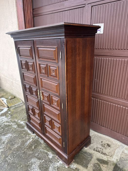 Класически дървен шкаф с две врати