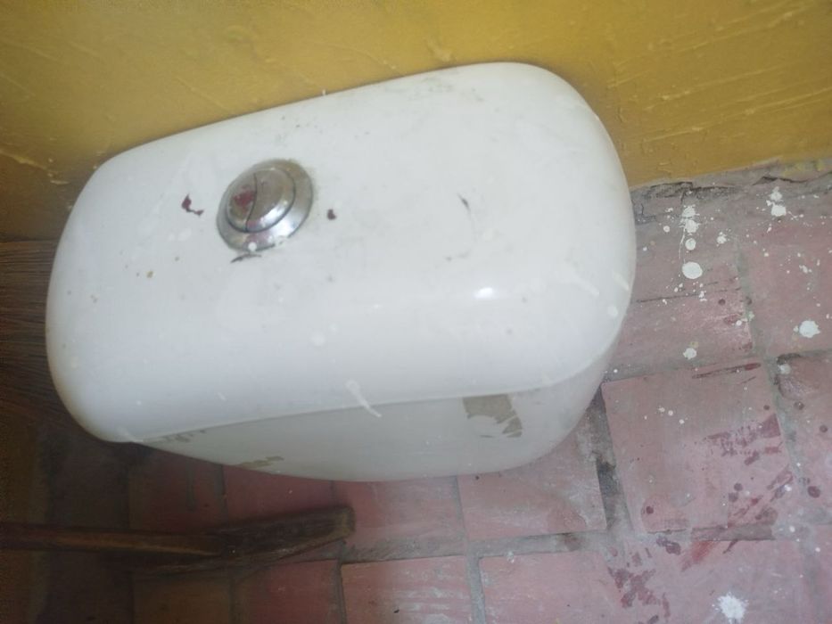 Унитаз в хоошем состоянии проблема толькл с бачком отдадим дешево
