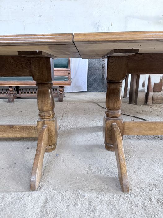 Masă mare din lemn furniruit
