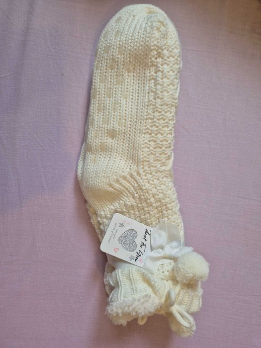 Lot iarna 9-14 ani- Caciula & manusi DNKY crem, sosete albe