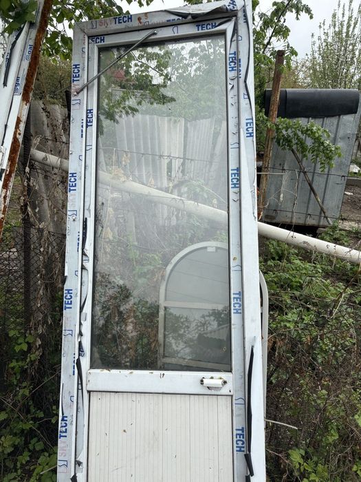 Продам пластиковую дверь