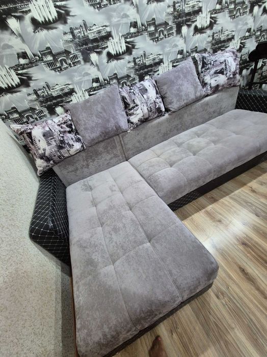 Диван б/у серый с кожаными спинками