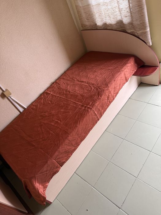 Продавам легло с матрак. СПЕШНО