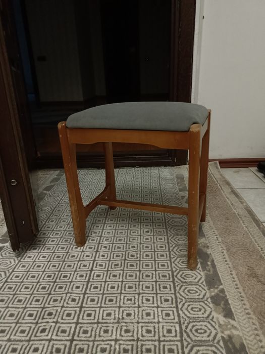 Пуф, цвет обшивки серый и изумрудного.