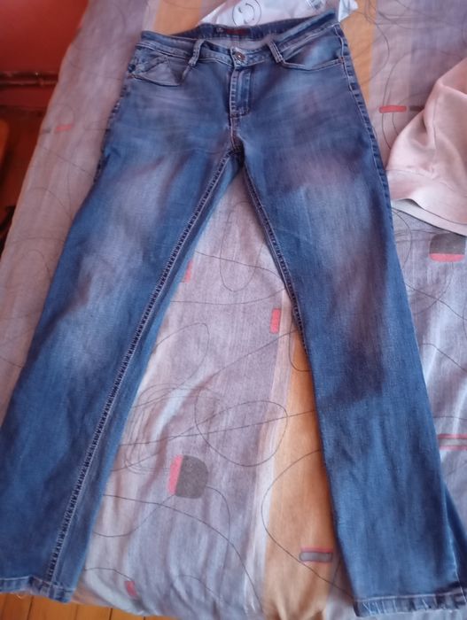 Мъжки дънки за носене.