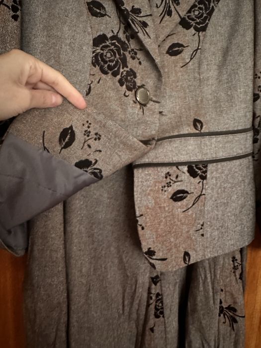 Кафяв вълнен костюм с пола