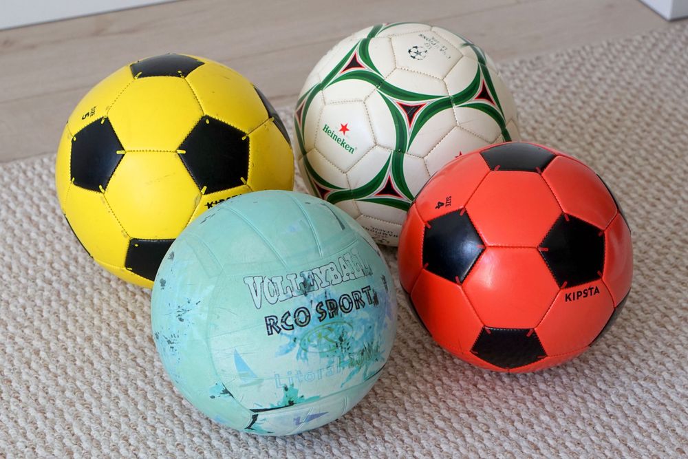 Lot 4 mingi de fotbal si volei