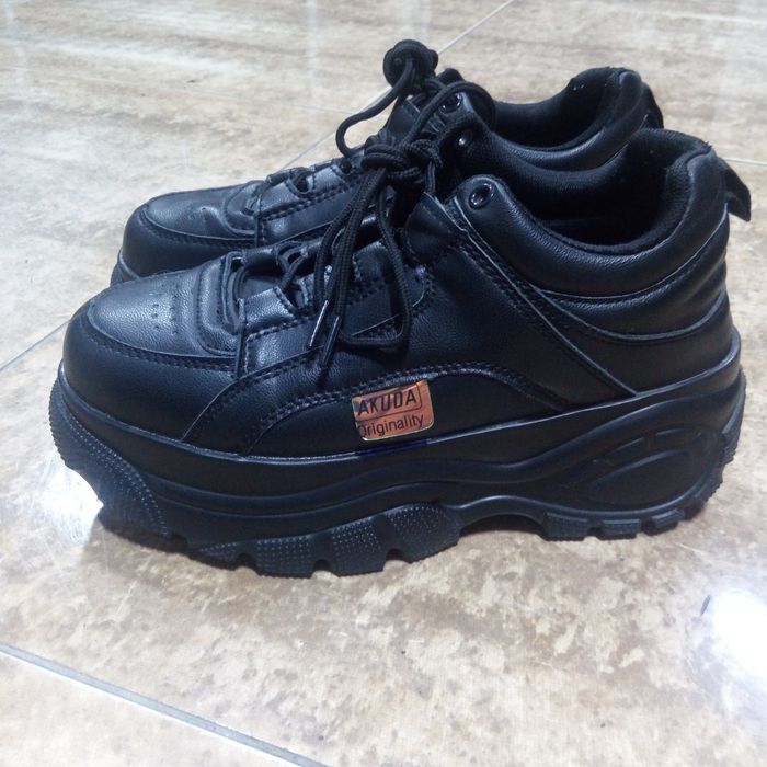 Продаю кроссовки AKUDA