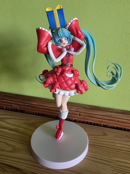 Продавам различни фигурки на Hatsune Miku