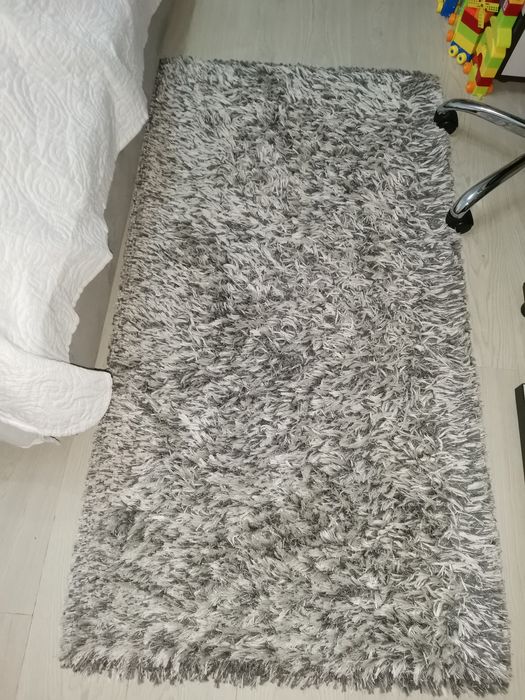Covor gri dormitor