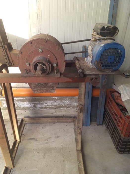 Vând moară ptr. alimentare și profile din fier