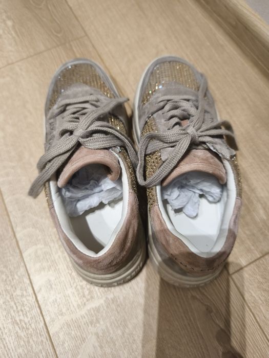 Adidasi Alma en pena