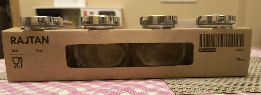 Коледна декорация, прибори, чайник и подложка за горещо, съд подправки