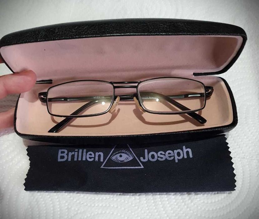 2 perechi de ochelari + 2 etuiuri