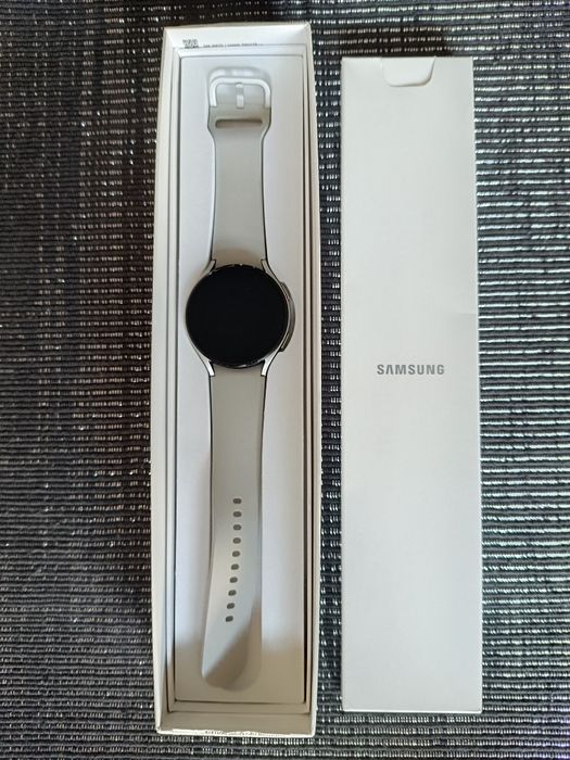 Смарт часовник Samsung Galaxy Watch 4 – като нов!