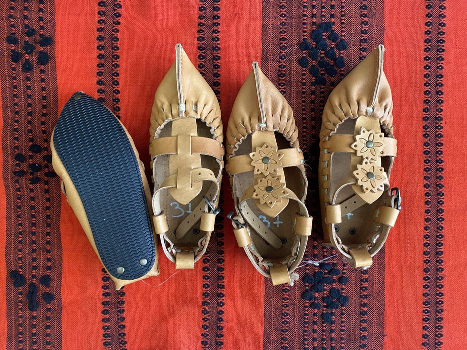 Дамски кожени цървули с орнамент над 5 бр отстъпка 5,11€/10 лв на чифт