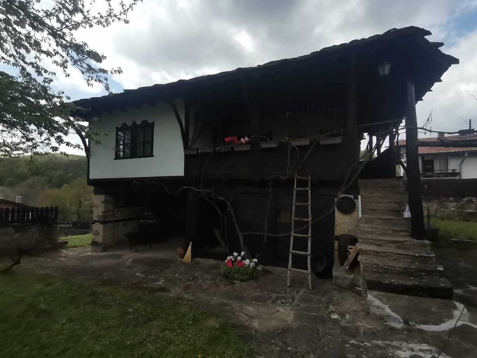 Реставрирана къща в с. Орловци до резерват Боженци