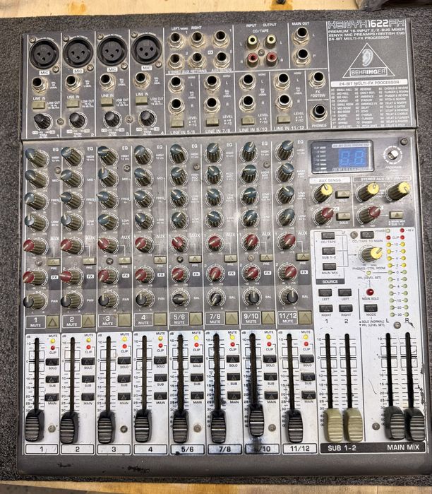 Микшерный пульт Behringer Xenyx1622FX