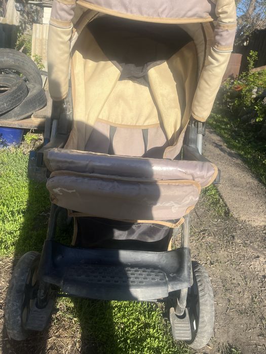 Детская коляска с сиденями