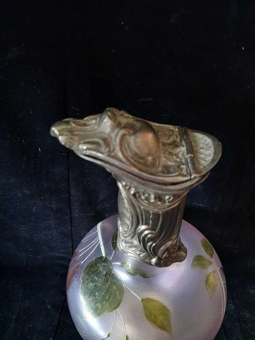 decantor sticla emailata cu decor flori metalice stil Art Nouveau