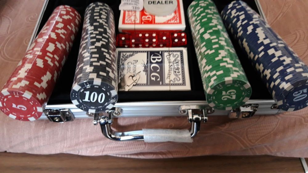 Set poker 200 jetoane imprimate. 11 grame. Cutie aluminiu. NOU!