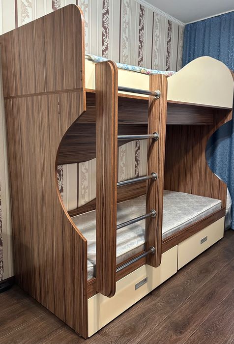 Продам детскую двух ярусную кровать с ортопедическими матрасами