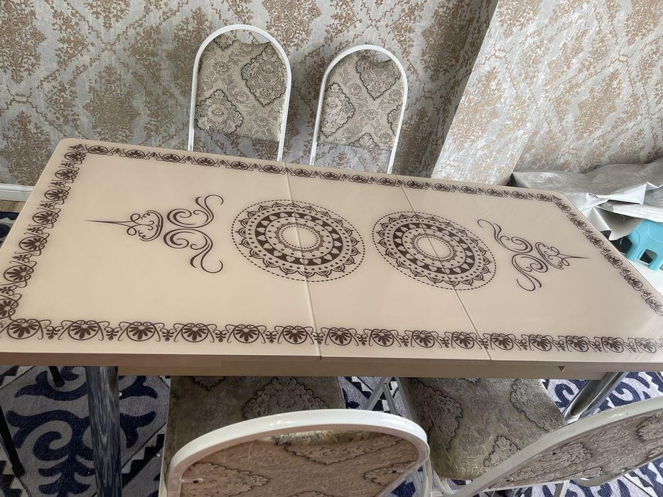 Стол с стульями удлиняется