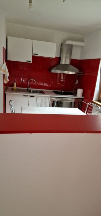 Închiriez apartament 4 camere  - Zona Confecții