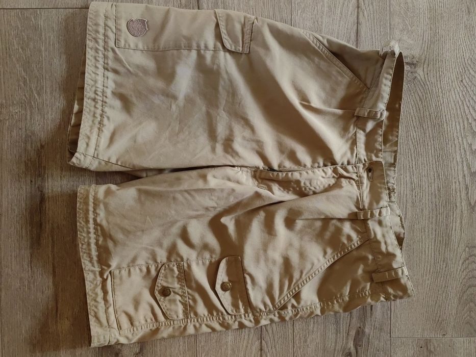 Pantaloni scurți mărime 46 și geanta umăr FjallRaven