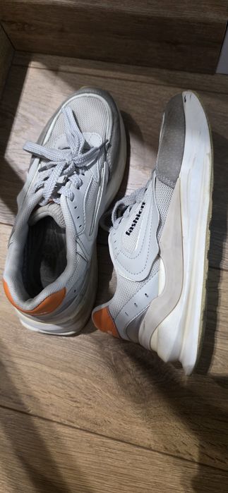 Krossovka yaxshi holatda