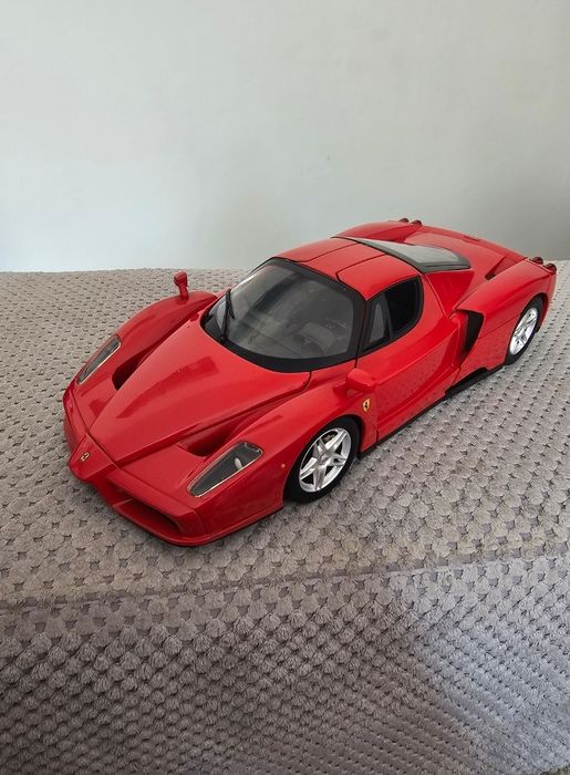 Macheta metalica Enzo ferrari hotwheels scara 1:18