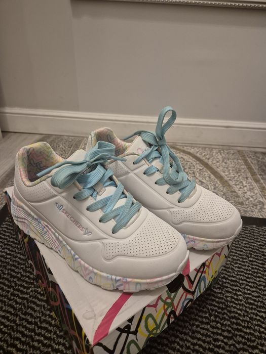 Adidasi Sketchers 35 albi superbi fetite plus adidasi Sinsay 35e