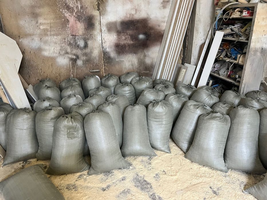 Опилка  по 700 тг .  45 мешок есть