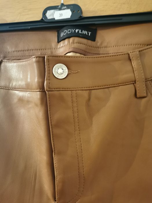 Pantaloni maro piele ecologica