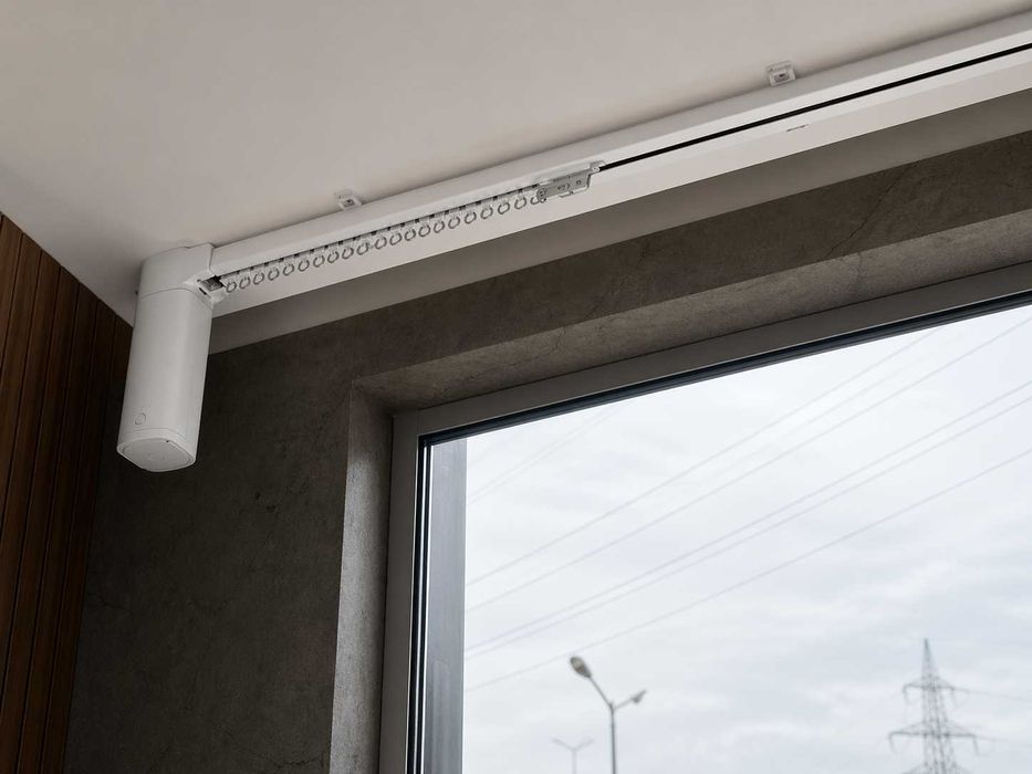 Умни електрически корнизи – монтаж и управление от телефон